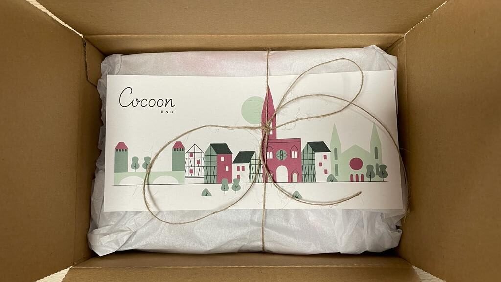 Box 1 an de la conciergerie Enaïa contenant des produits alsaciens destinés aux propriétaires de meublés.