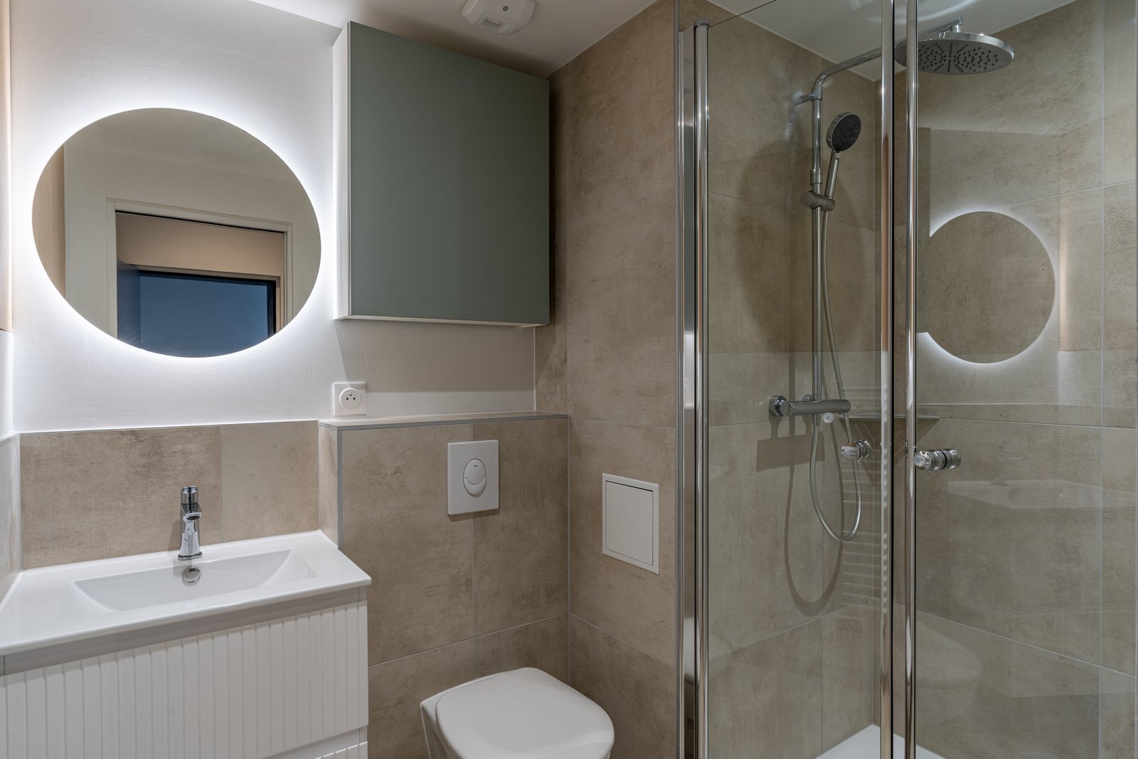 Salle de douche d'un appartement de la conciergerie Enaïa à Strasbourg