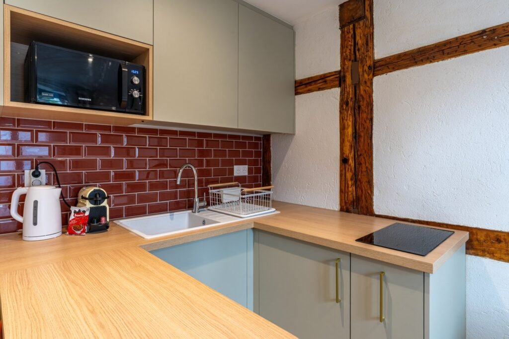Coin cuisine d'un appartement de la conciergerie Enaïa à Strasbourg