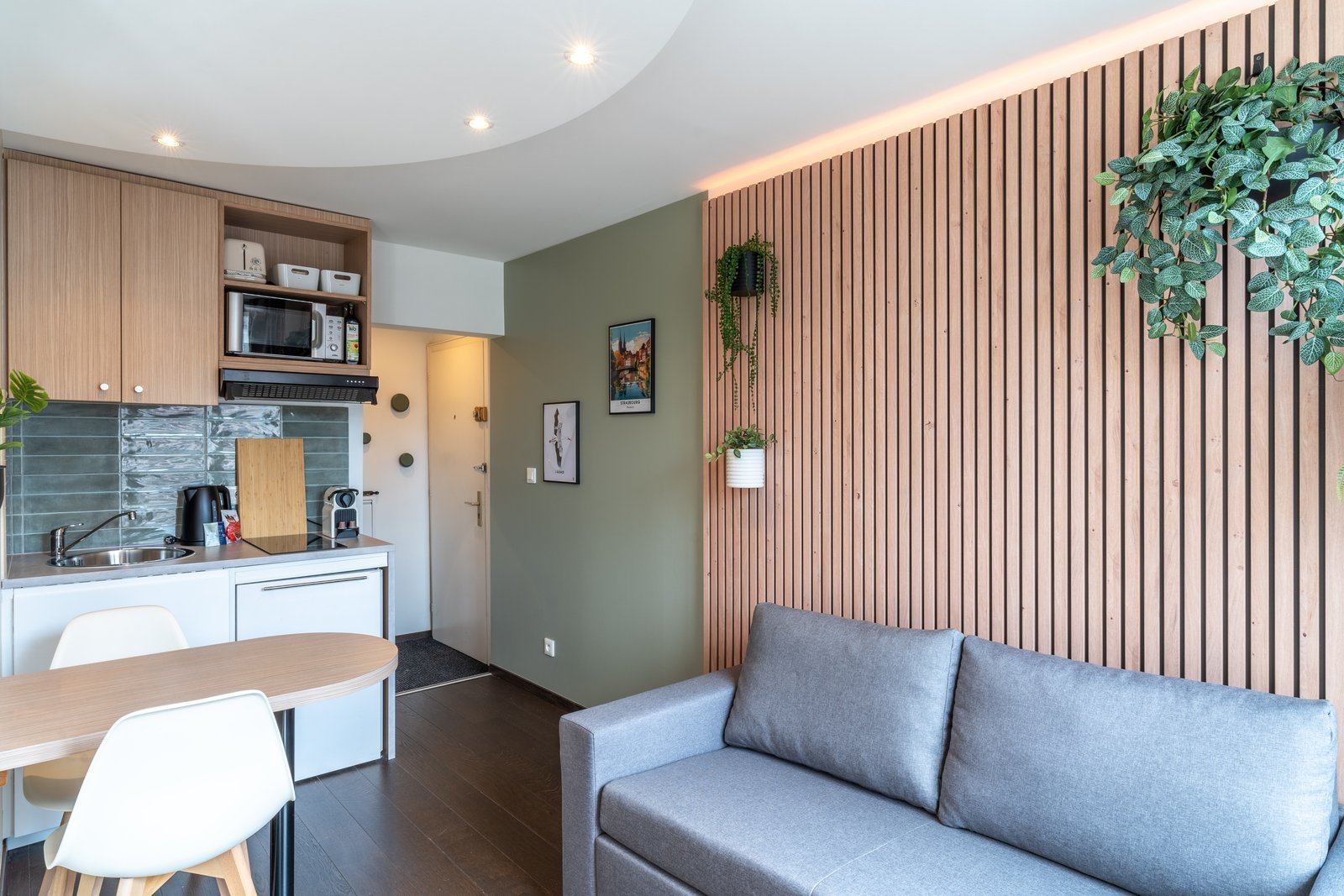 Salon d'un appartement réaménagé par la conciergerie Enaïa à Strasbourg