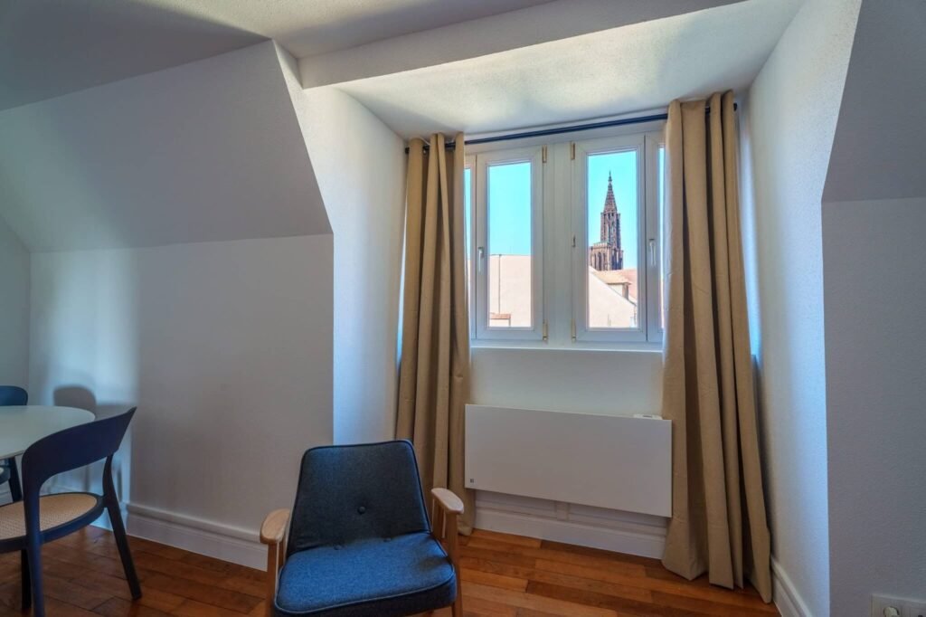 Vue sur la cathédrale depuis un appartement en location de courte durée avec Enaïa Strasbourg