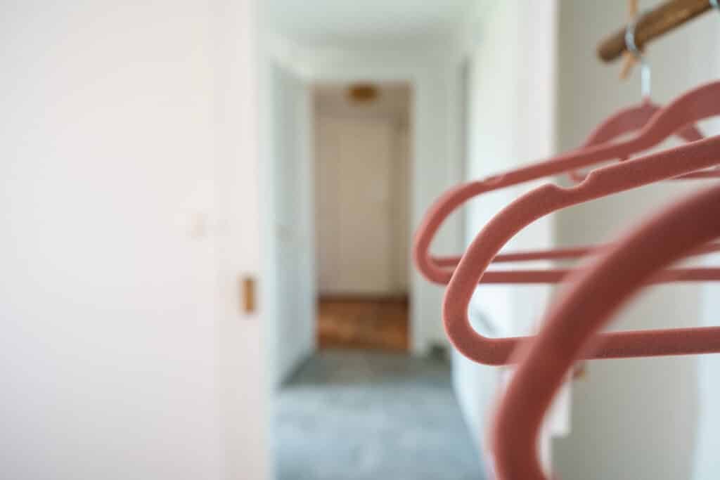 Des cintres dans un appartement en location de courte durée avec Enaïa Strasbourg