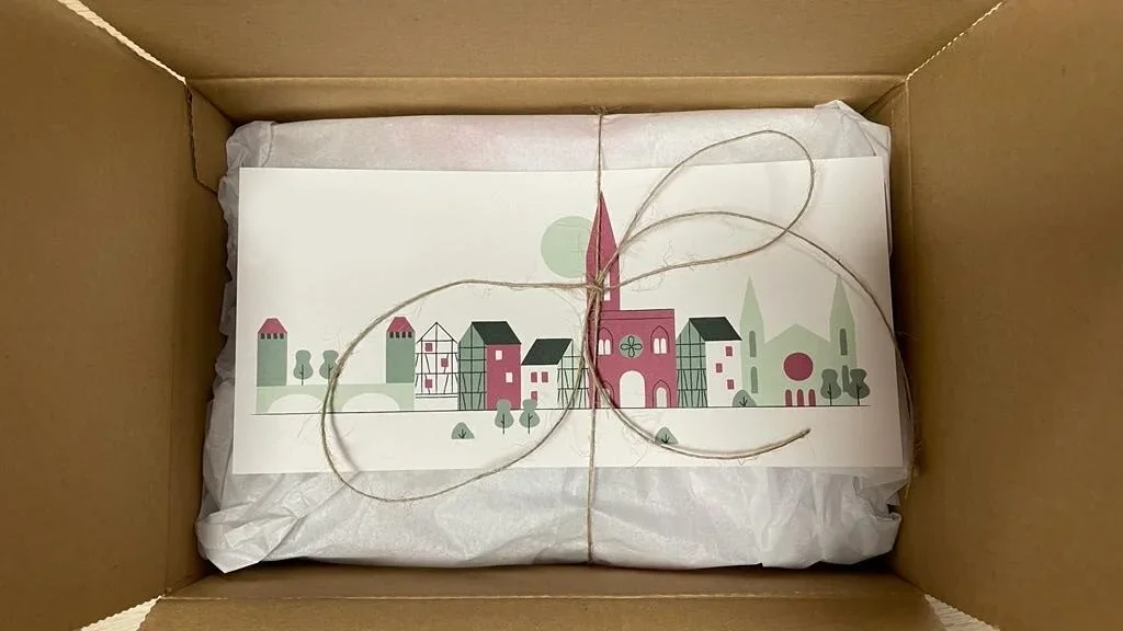 Box 1 an de la conciergerie Enaïa contenant des produits alsaciens destinés aux propriétaires de meublés.