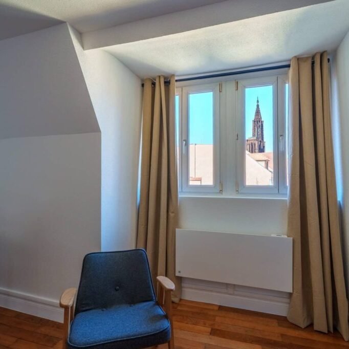 Vue sur la cathédrale depuis un appartement en location de courte durée avec Enaïa Strasbourg
