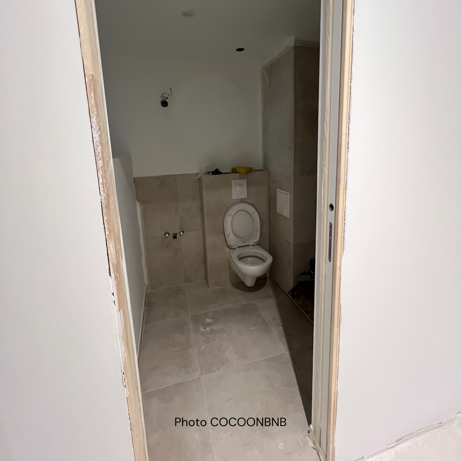 Focus sur une salle de bain lors d'une rénovation complète d'un appartement par l'équipe Home-staging de la conciergerie Enaïa à Strasbourg
