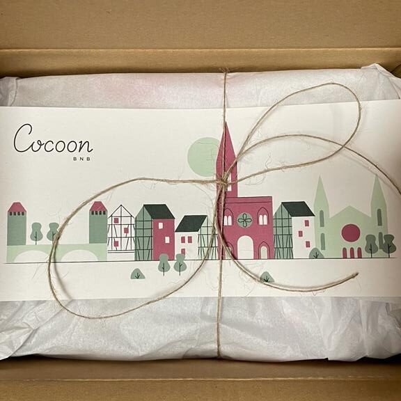 Box 1 an de la conciergerie Enaïa contenant des produits alsaciens destinés aux propriétaires de meublés.