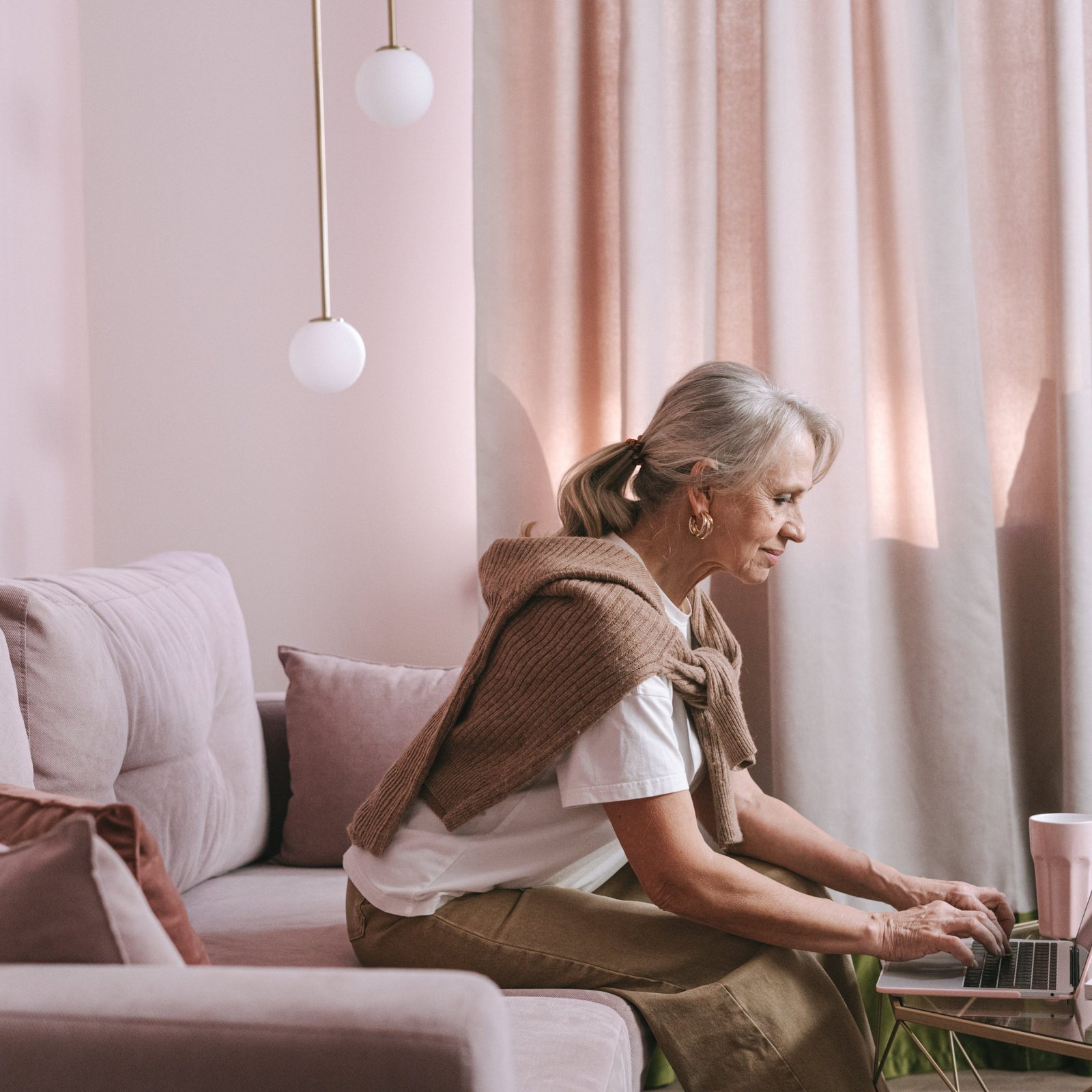 Femme-senior-interieur-rose